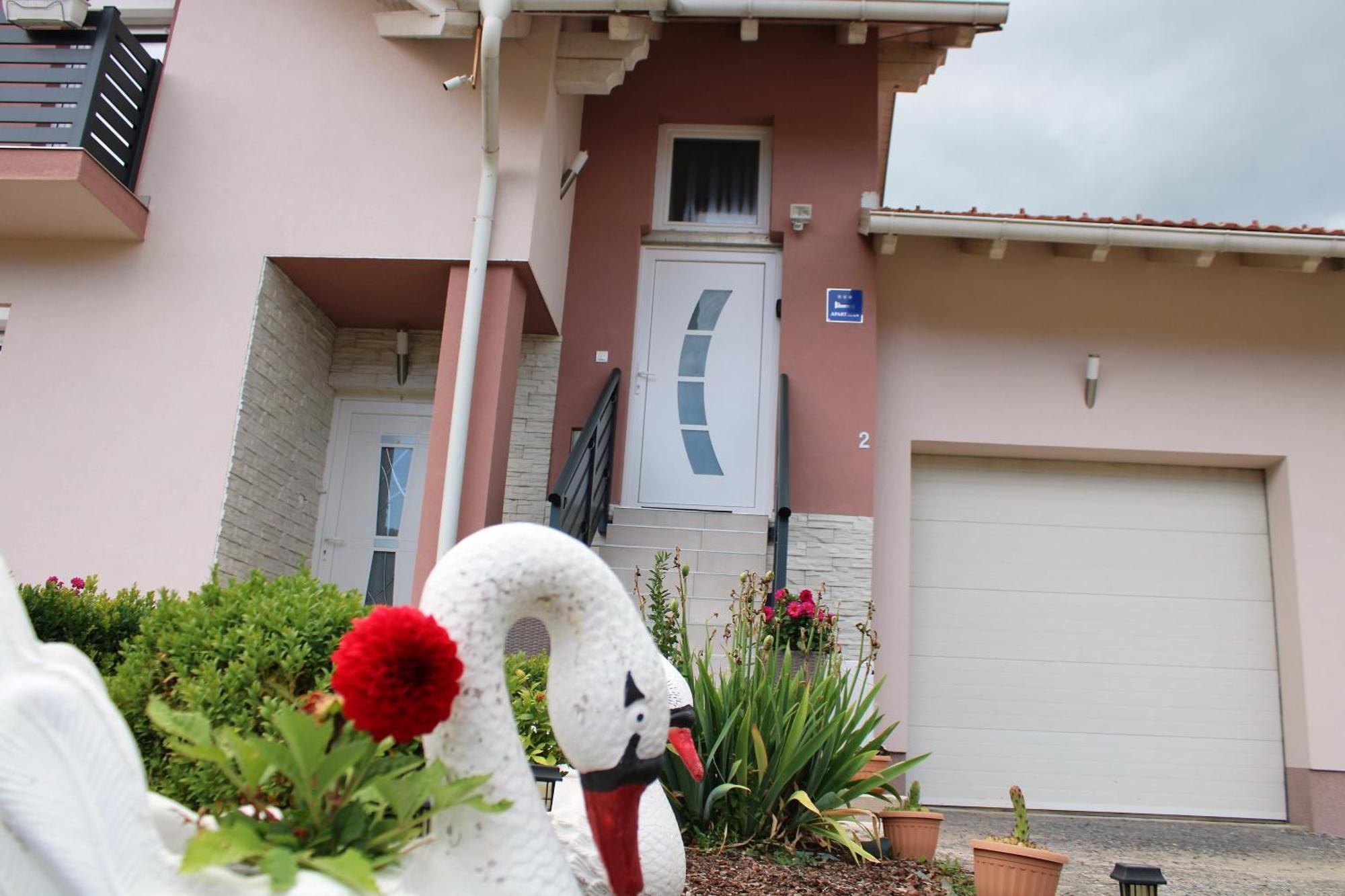 Apartman Swans โอโทชาส ภายนอก รูปภาพ