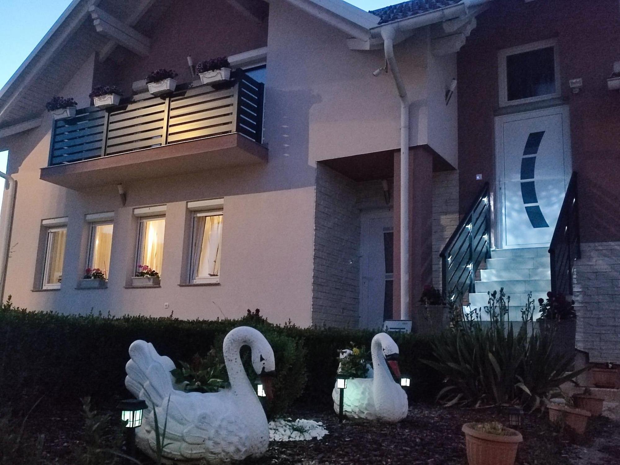 Apartman Swans โอโทชาส ภายนอก รูปภาพ