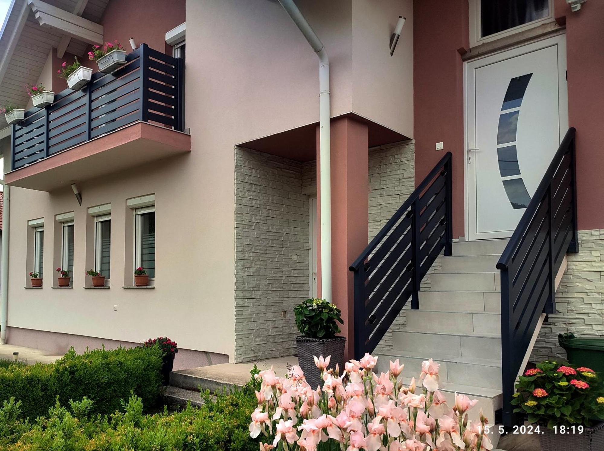 Apartman Swans โอโทชาส ภายนอก รูปภาพ